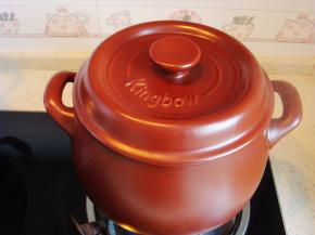 盖上盖子小火慢炖50分钟左右。