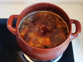 排骨倒入砂锅里加入适量的温水。