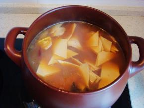 排骨炖至软烂后加入盐入味。倒入豆腐、豆腐皮。