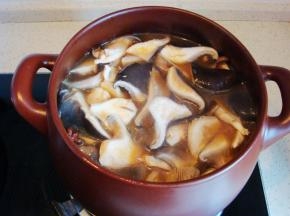 倒入平菇。