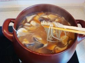也可以加入适量的红薯粉条。