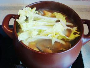 再次炖开锅后放入娃娃菜，娃娃菜易熟要最后放入哦，搅拌几下关火利用余温就可以把菜闷熟。