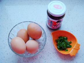 青蒜叶切碎末备用。