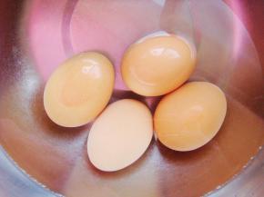 锅里放入鸡蛋煮熟后立刻放入凉水中，这样好剥皮。