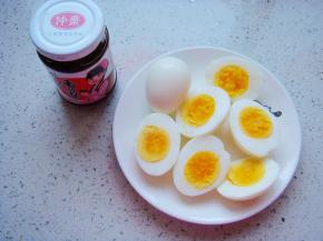 把煮好的鸡蛋分切成两半。