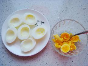 挖出蛋黄放入碗中。