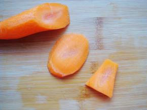 胡萝卜切薄片，再切成梯形做船帆。放入开水锅里烫软捞出过凉水备用。