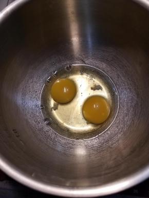 准备一个无水无油的打蛋盆，先把鸡蛋打进去。