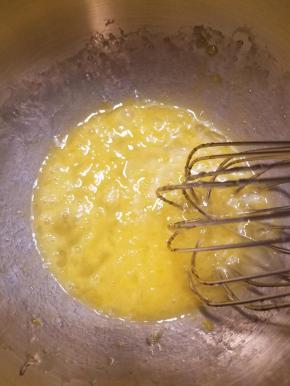 鸡蛋打散后加入白糖继续搅拌到无颗粒的状态后加蜂蜜继续搅拌均匀。