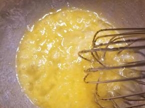 鸡蛋打散后加入白糖继续搅拌到无颗粒的状态后加蜂蜜继续搅拌均匀。