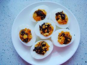 把蛋黄填入蛋白中。