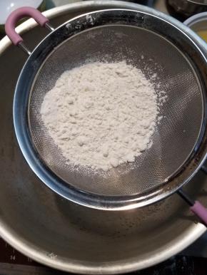 面粉跟泡打粉过筛后加入蛋糊中。