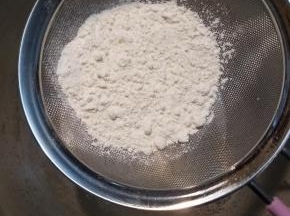 面粉跟泡打粉过筛后加入蛋糊中。