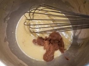 然后加入自己制作的栗子泥，继续搅匀。