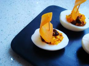 胡萝卜片用牙签串起来插在中间。