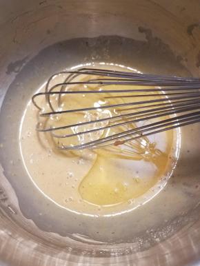 最后加入玉米油，翻拌均匀，记得用刮刀把盆边的粉类刮干净，一起拌匀。