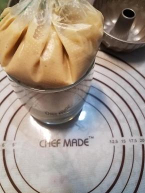 准备一个裱花袋，把面糊装入，然后封口放入冰箱冷藏梳理至少20分钟。