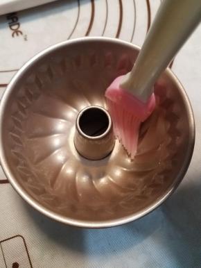 计算好时间170度预热烤箱，同时用准备好的黄油在模具表面薄薄的刷上一层。