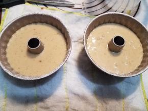 取出面糊倒入准备好的模具内。