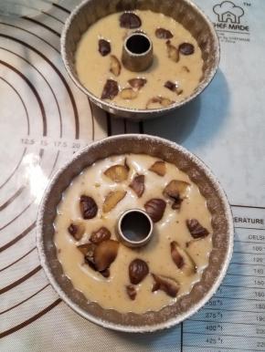 把准备好的熟栗子切小块放入面糊里，再用脱模刀轻轻的把栗子肉压下去，送入预热好的烤箱25分钟上下就可以了。