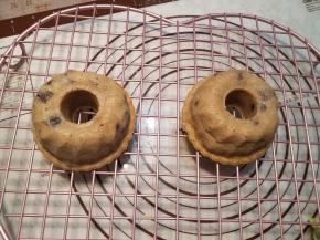 烤制好的栗香咕咕霍夫放凉后，可以根据自己的想象力装饰一下，也可以直接切开吃，味道就很像哟。