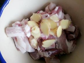 放入一个盆中，放入姜片