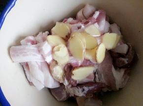 放入一个盆中，放入姜片