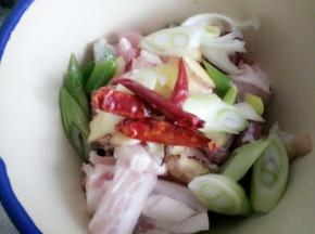 干辣椒，喜欢辣味重的可以把辣椒掰开