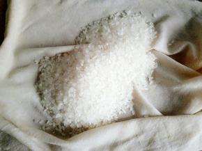 这时候来处理米，把布打湿，然后把米擦干净，米千万不要用水洗