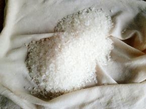 这时候来处理米，把布打湿，然后把米擦干净，米千万不要用水洗