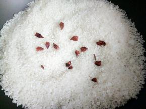 里面放入掰碎了的八角