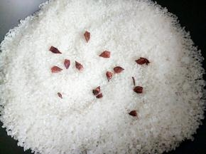 里面放入掰碎了的八角