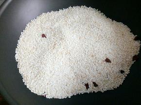 当米炒的发黄的时候，关火晾凉