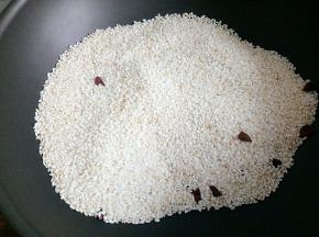 当米炒的发黄的时候，关火晾凉