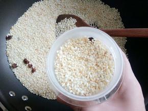 晾凉的米和八角放入料理机里