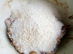 把米粉放入肉中搅匀