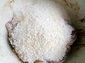 把米粉放入肉中搅匀