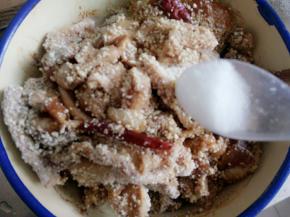 根据刚才酱的程度放少许盐，这个根据各人口味