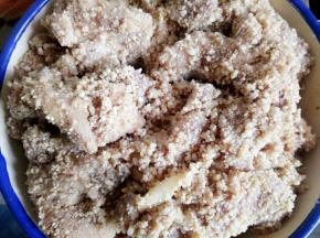 拌成这种潮湿的感觉就可以了，放入高压锅中