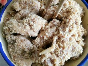 然后用筷子在中间扎几下，留出间隙，这样肉比较好熟，中火