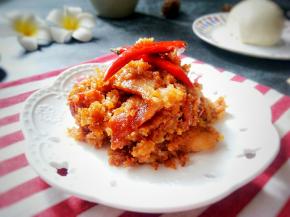 装盘，来点自己腌的朝天椒，蒸的馒头，真是太美味了