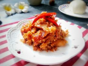 装盘，来点自己腌的朝天椒，蒸的馒头，真是太美味了