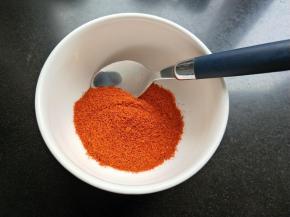 先制作辣椒油，准备辣椒粉。