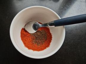 准备一勺花椒粉。