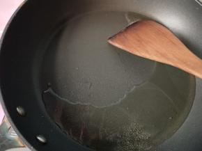 准备食用油，烧热。