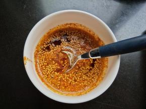 油微微冒烟的时候，倒入碗中，用勺快速搅拌均匀。，辣椒油就做好了（我用汤勺将油分三次舀入碗中，辣椒粉发出滋滋的响声，加一次油就快速搅拌，这样红油就出来了）。