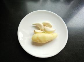 准备大蒜，生姜，洗净。