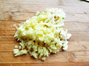 大蒜，生姜切丁。