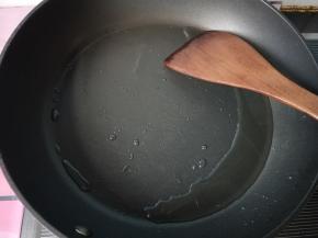 锅内放油，烧热，油不用太多。