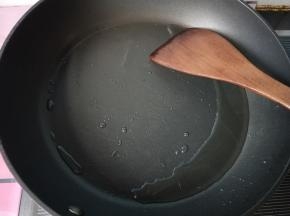 锅内放油，烧热，油不用太多。